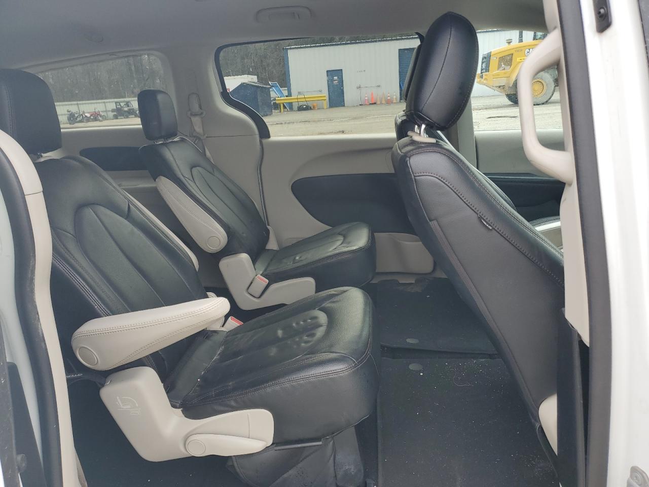2017 Chrysler Pacifica - Image 11