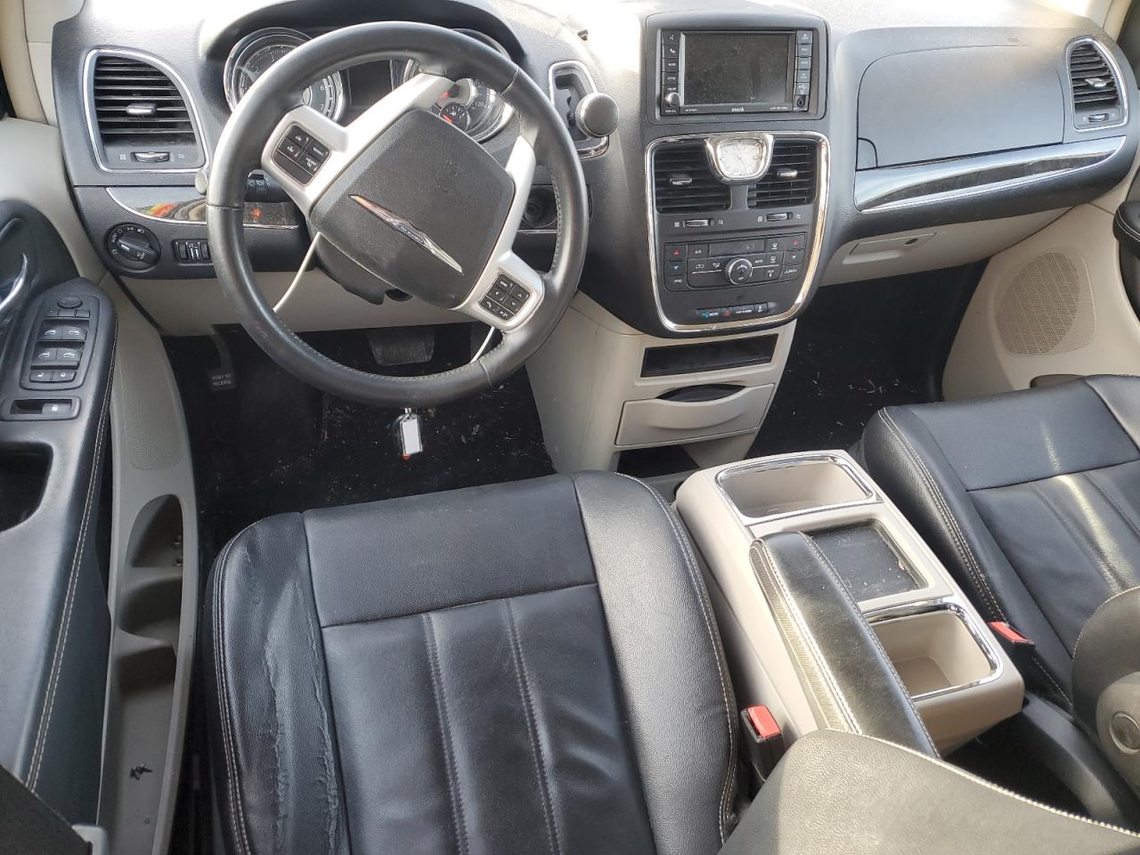 2014 Chrysler Town & Country - Image 8