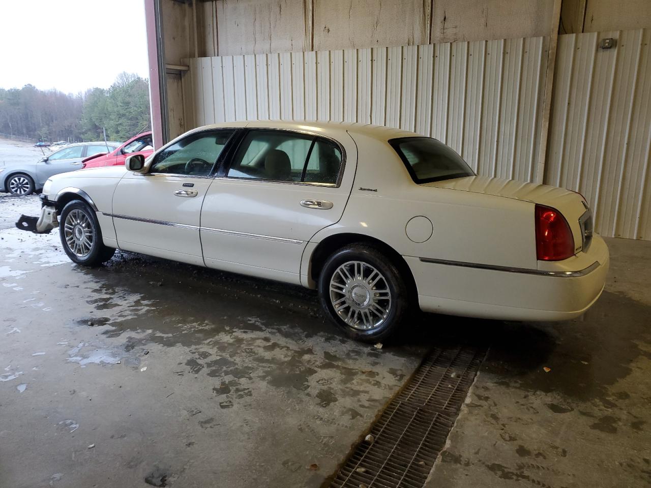 2006 Lincoln Town Car - Image 2