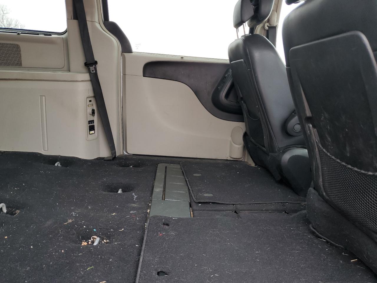 2013 Chrysler Town & Country - Image 11