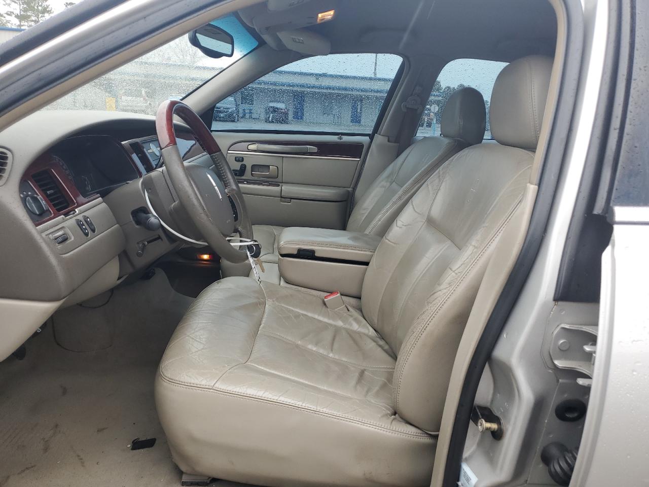 2005 Lincoln Town Car - Image 7