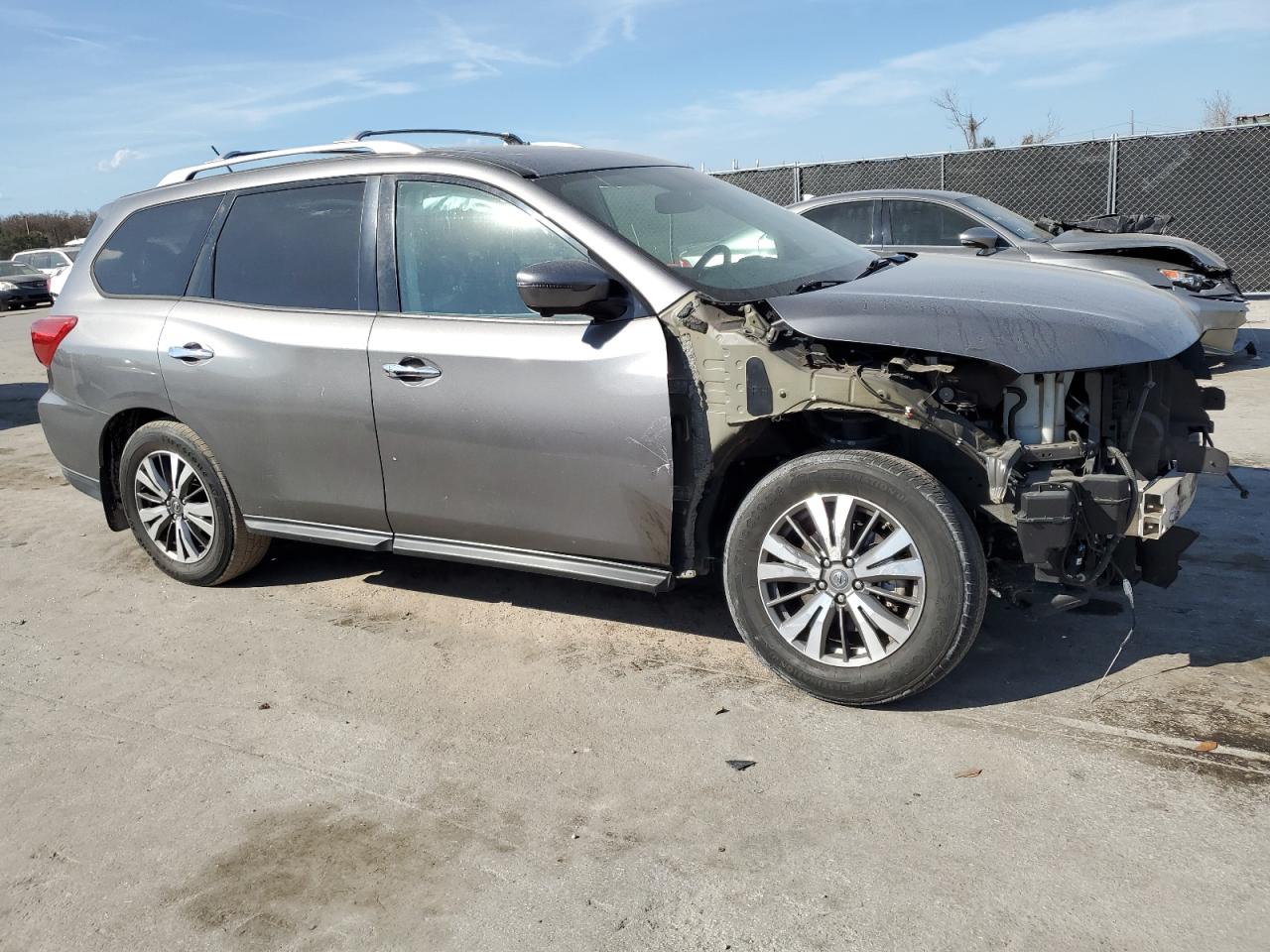 2017 Nissan Pathfinder - Image 4
