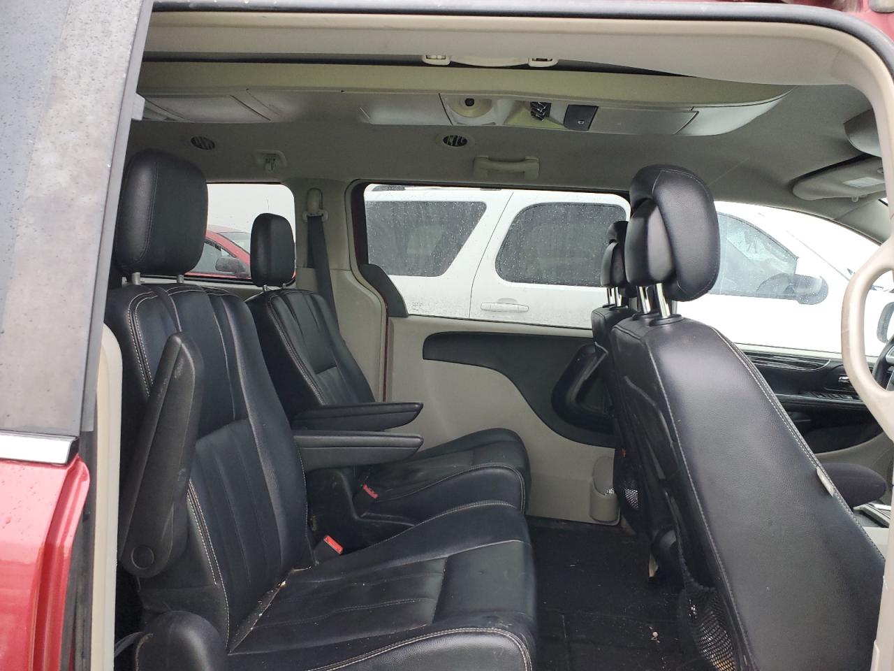 2016 Chrysler Town & Country - Image 11