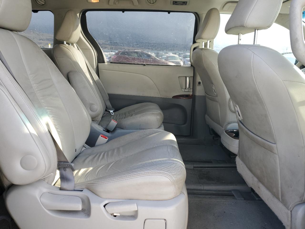 2012 Toyota Sienna - Image 11