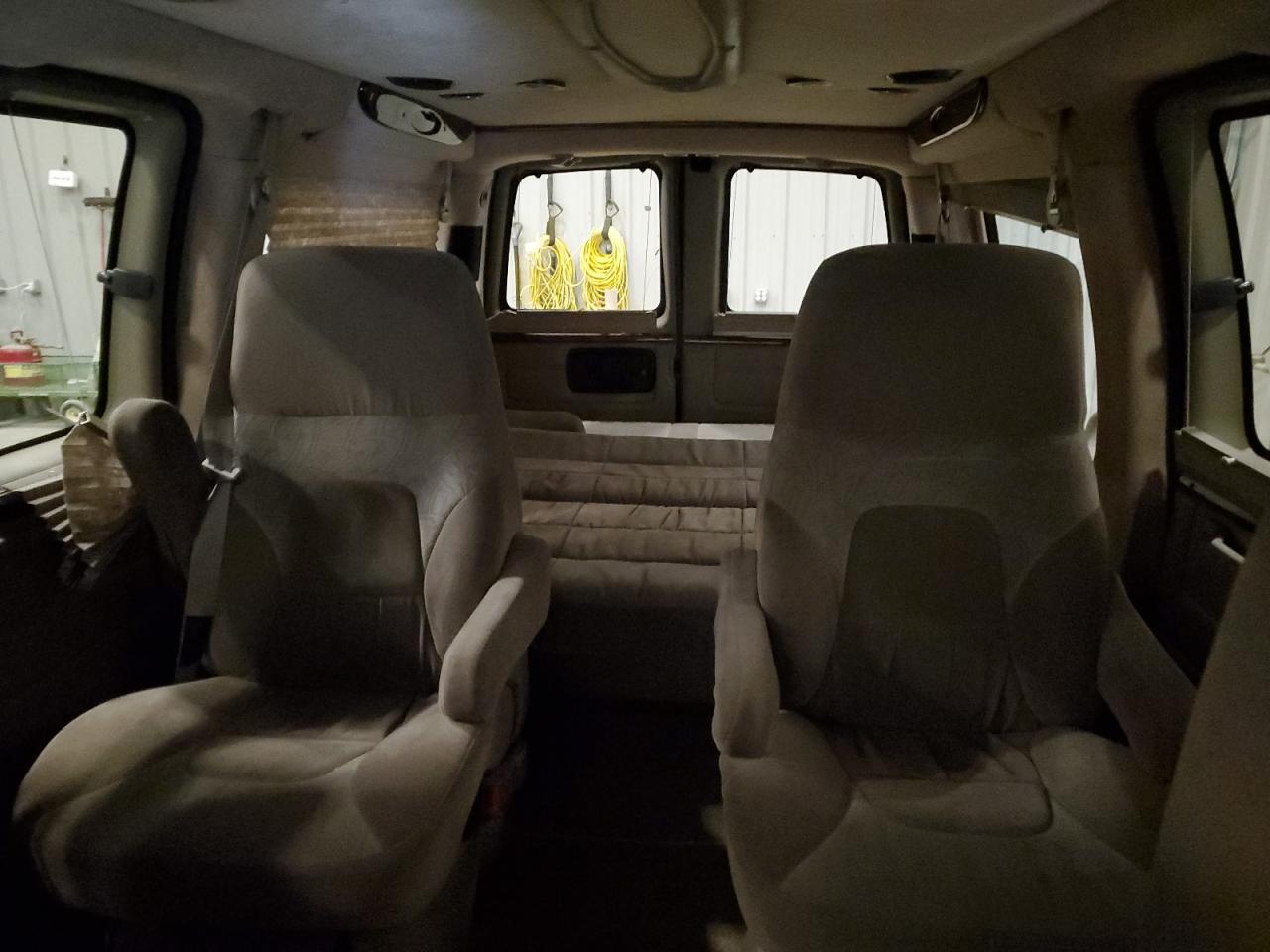2005 Chevrolet Express - Image 10