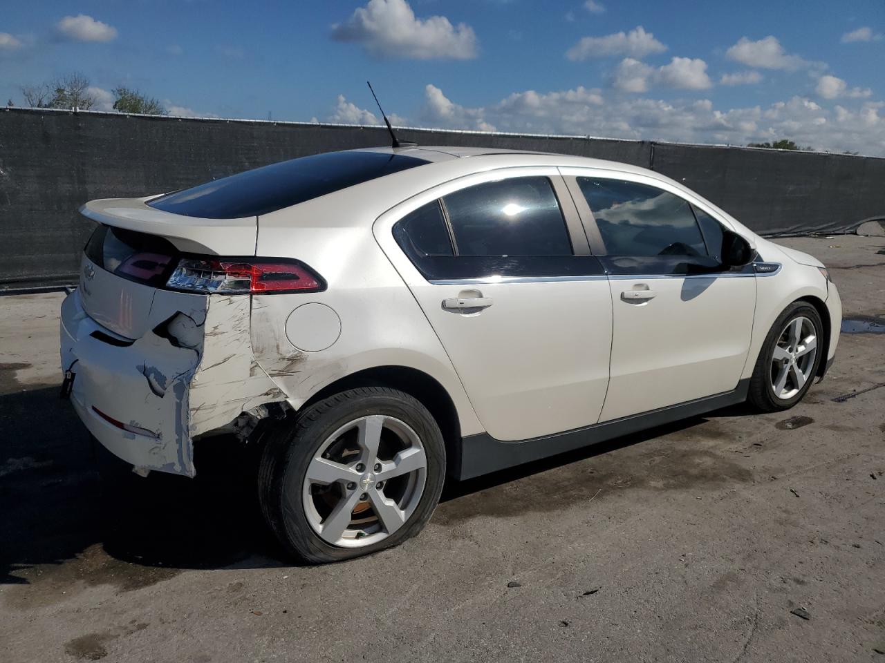 2013 Chevrolet Volt - Image 3