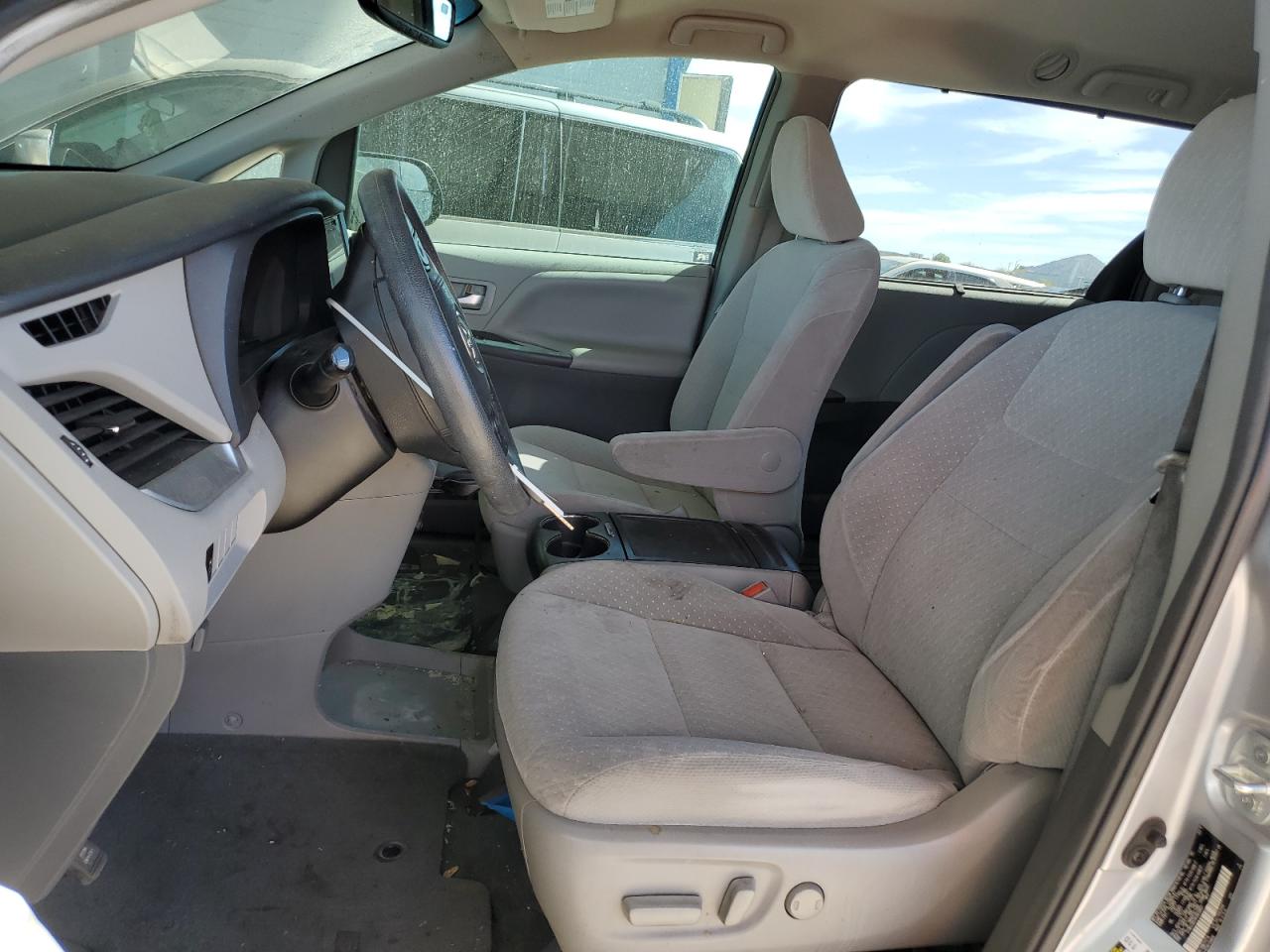 2017 Toyota Sienna - Image 7