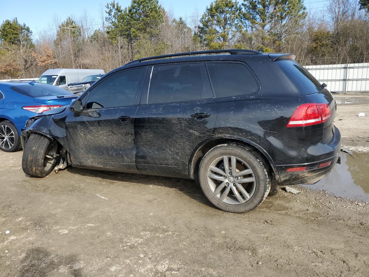 2015 Volkswagen Touareg - Image 2