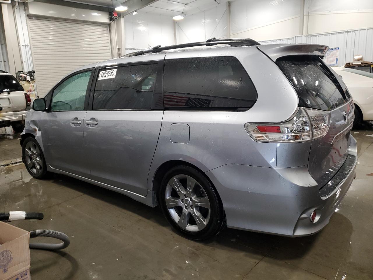 2012 Toyota Sienna - Image 2