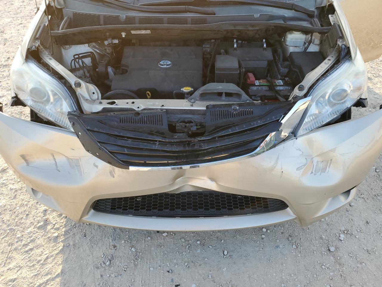 2011 Toyota Sienna - Image 13