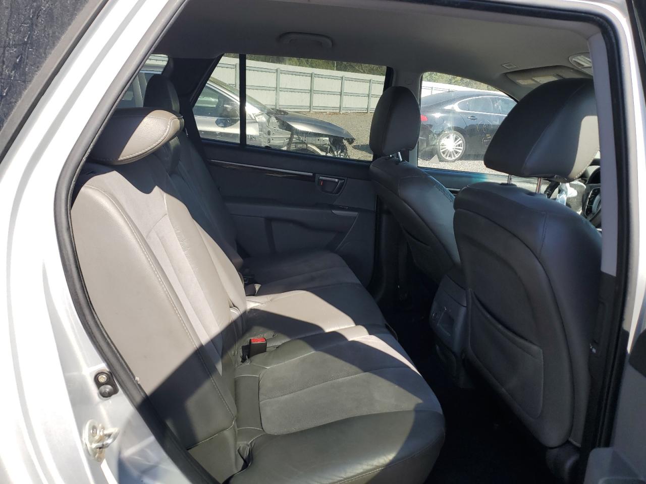 2010 Hyundai Santa Fe - Image 11