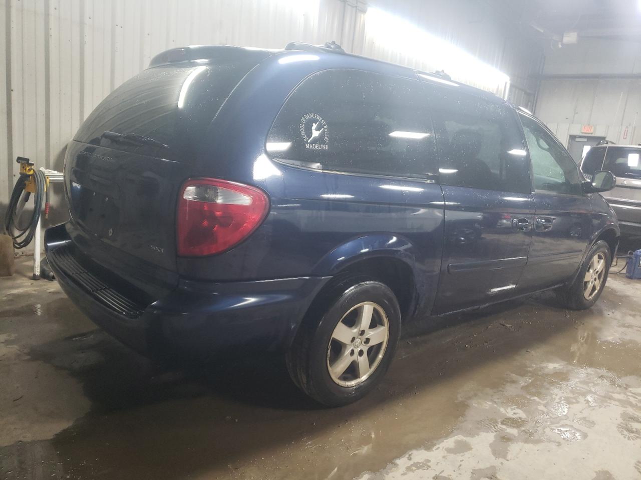 2005 Dodge Caravan - Image 3