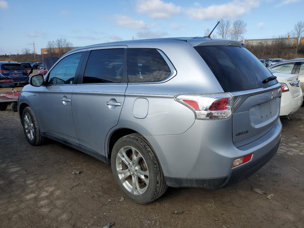 2014 Mitsubishi Outlander - Image 2