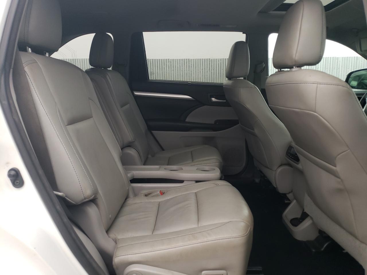2016 Toyota Highlander - Image 11