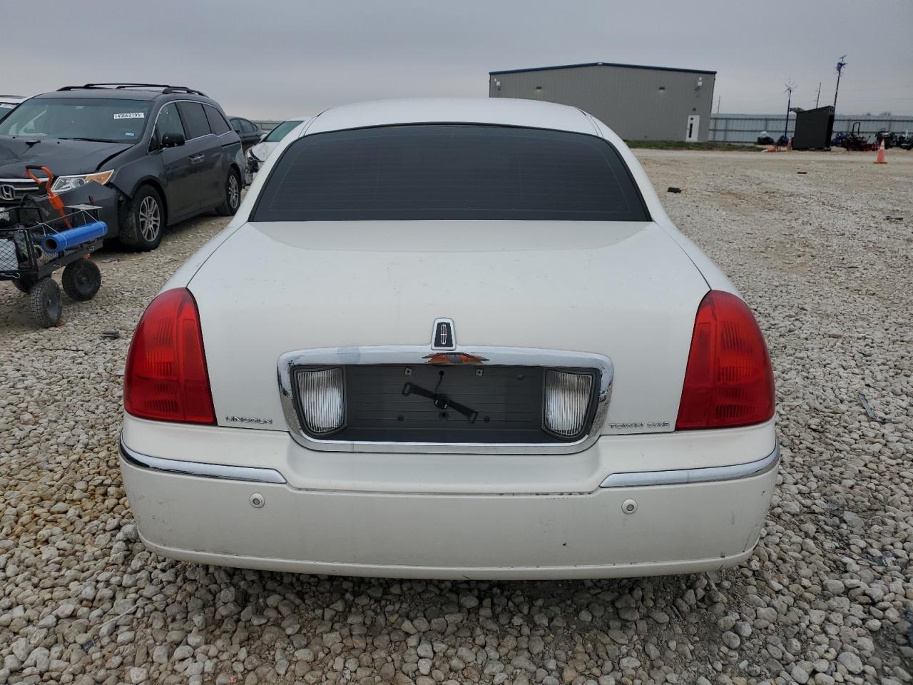 2003 Lincoln Town Car - Image 6
