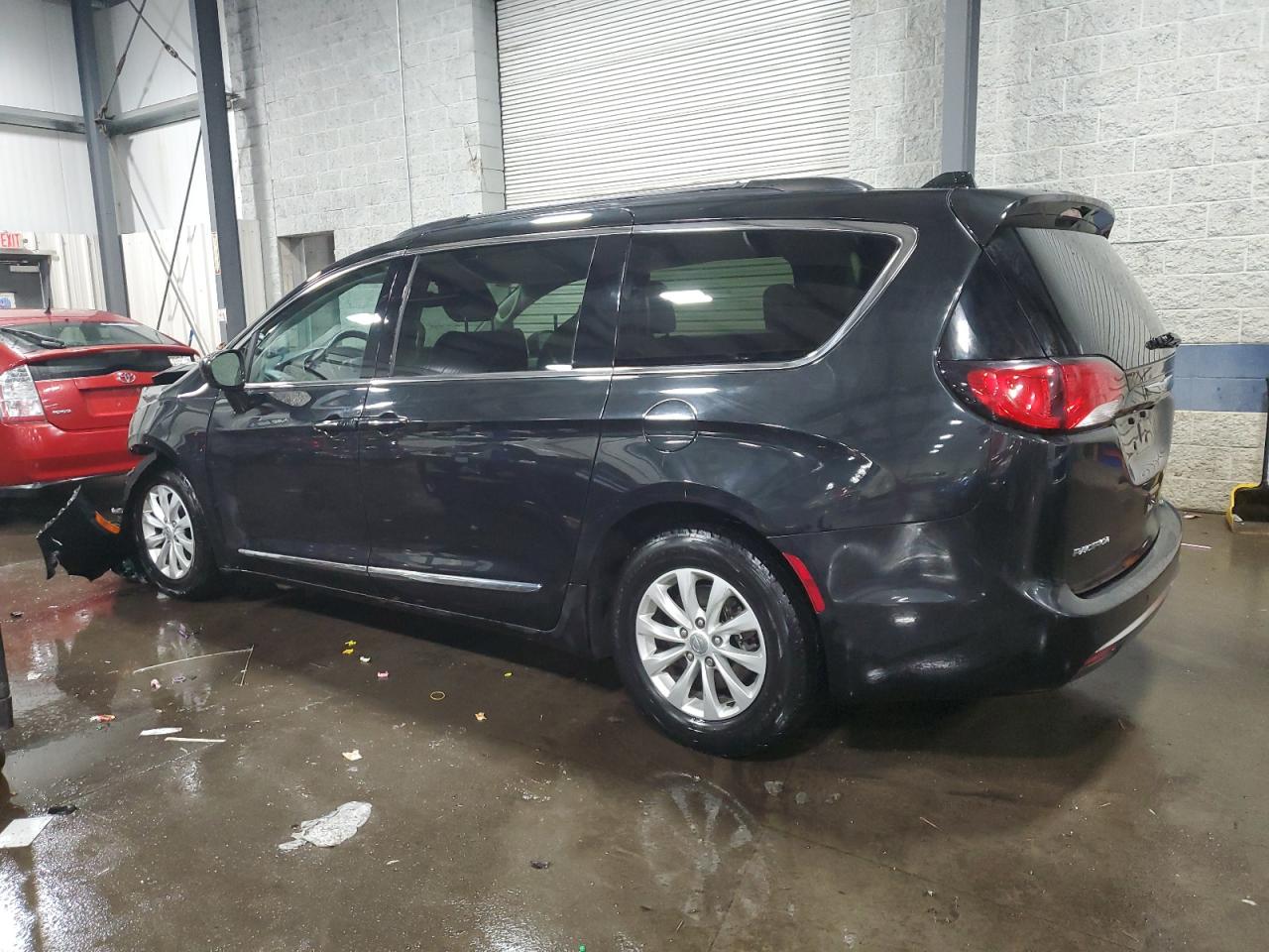 2017 Chrysler Pacifica - Image 2