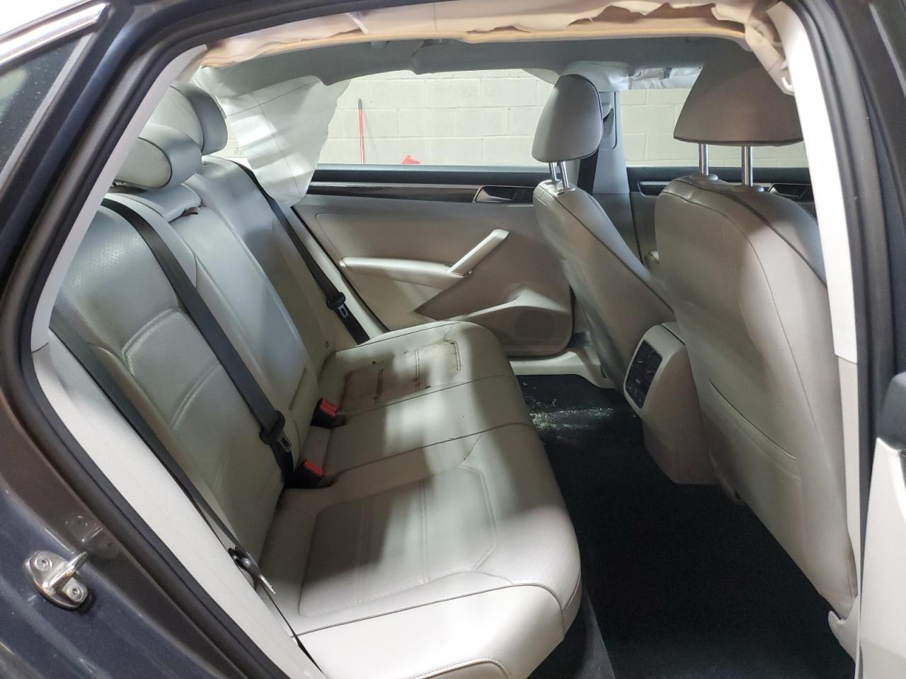 2016 Volkswagen Passat - Image 10