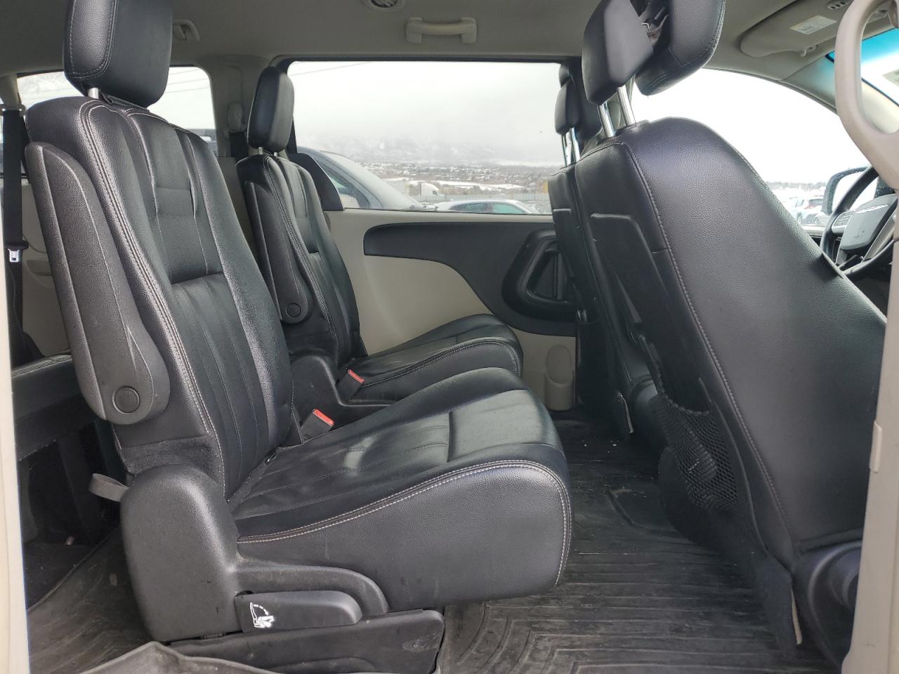 2015 Chrysler Town & Country - Image 10