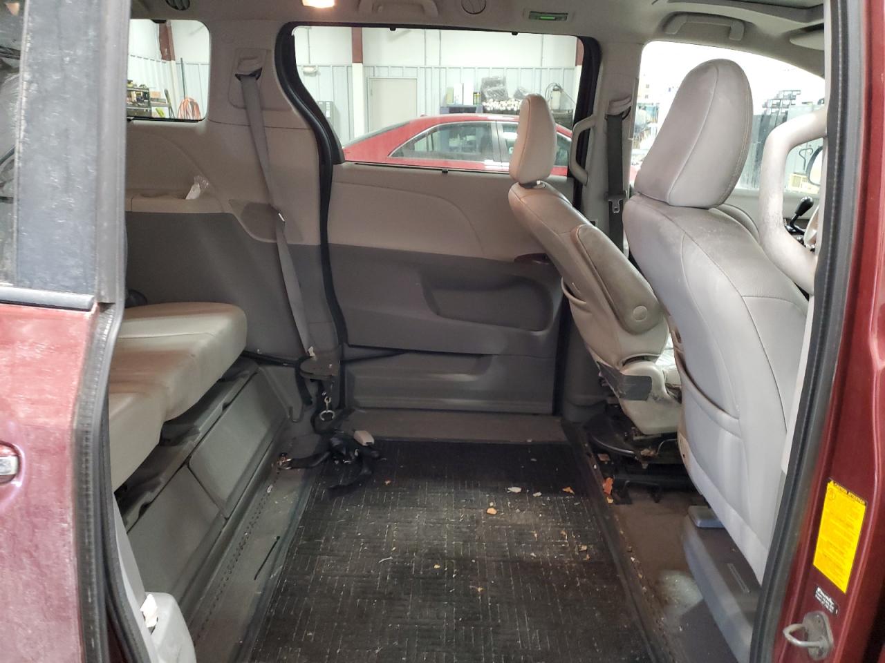 2014 Toyota Sienna - Image 11