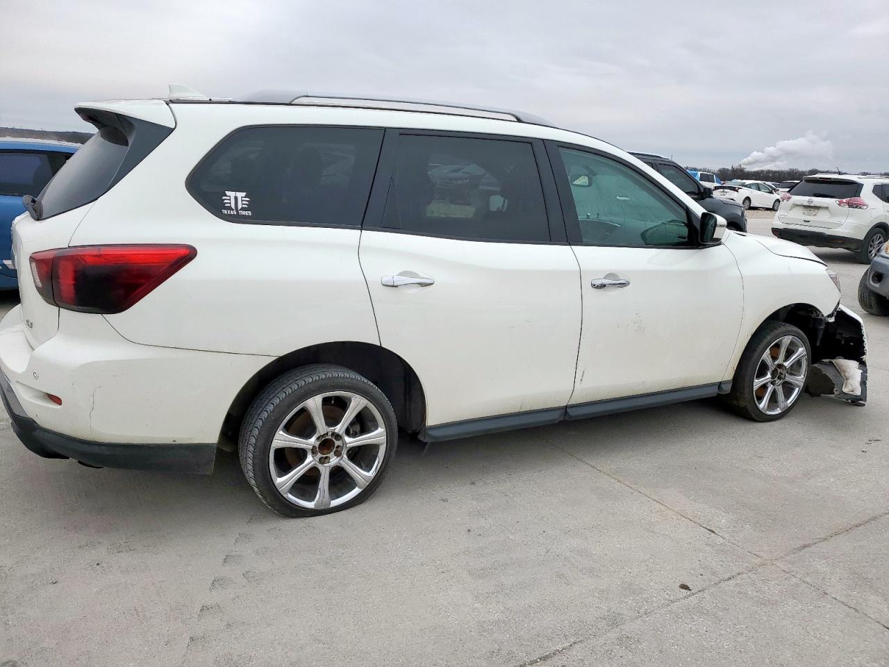 2019 Nissan Pathfinder - Image 3