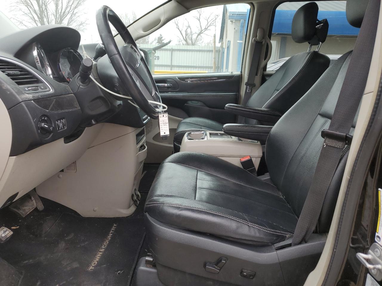 2016 Chrysler Town & Country - Image 7