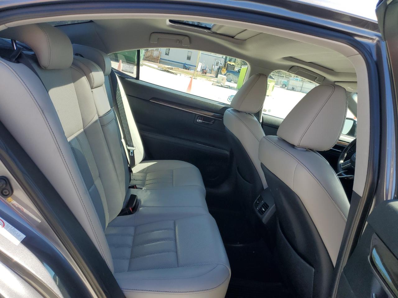 2016 Lexus ES - Image 10