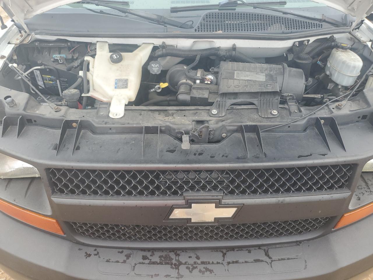 2010 Chevrolet Express - Image 12
