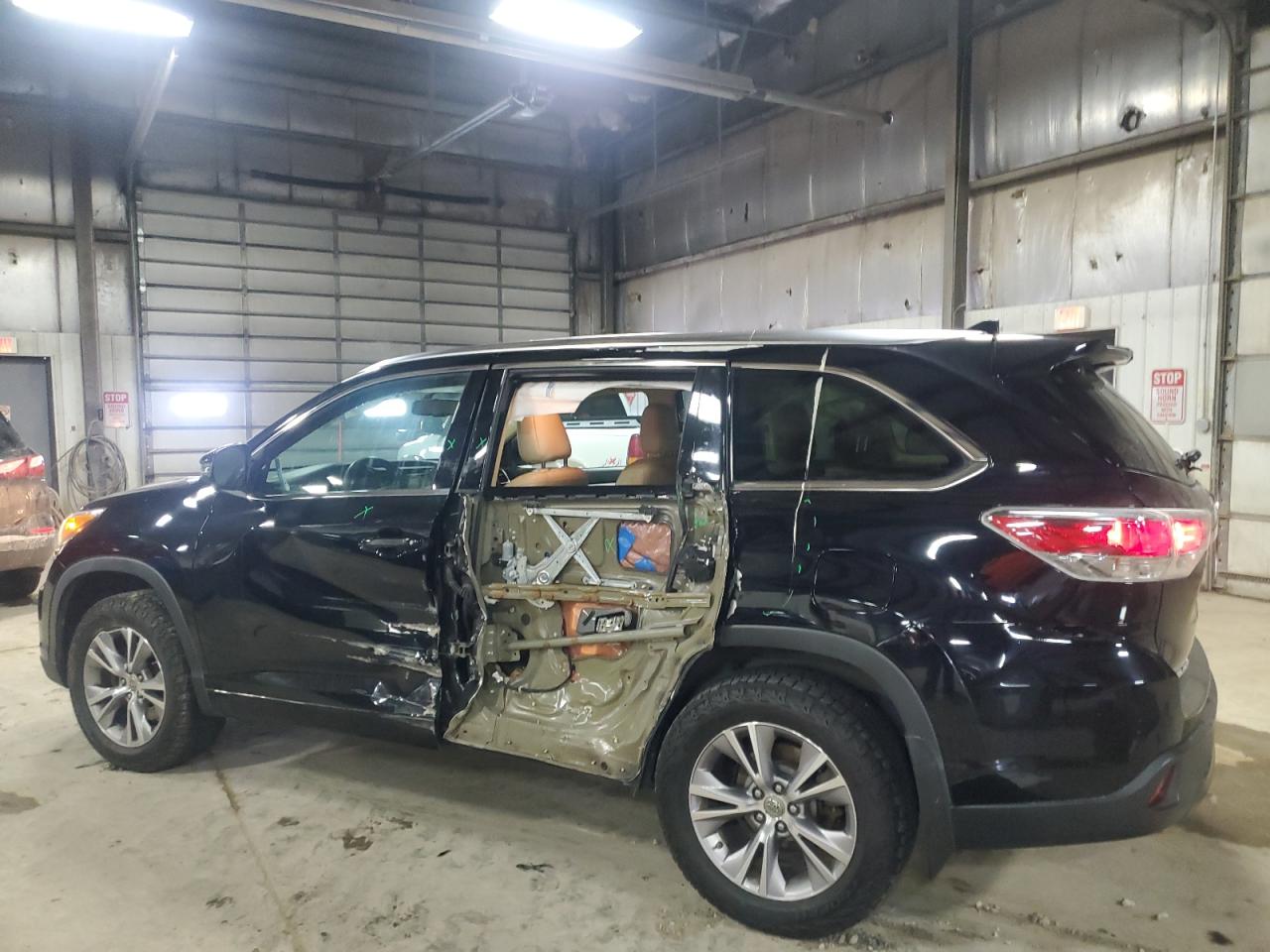 2015 Toyota Highlander - Image 2