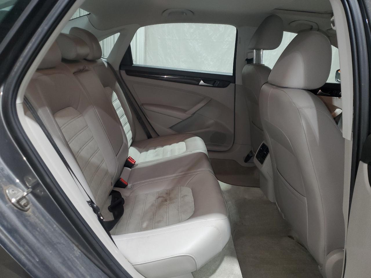 2015 Volkswagen Passat - Image 10