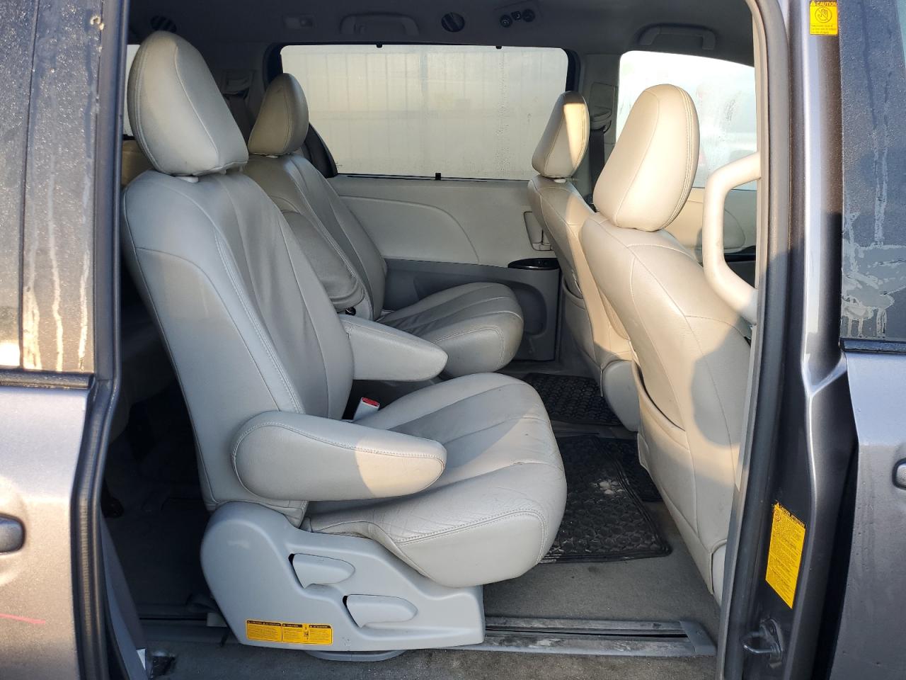 2011 Toyota Sienna - Image 11