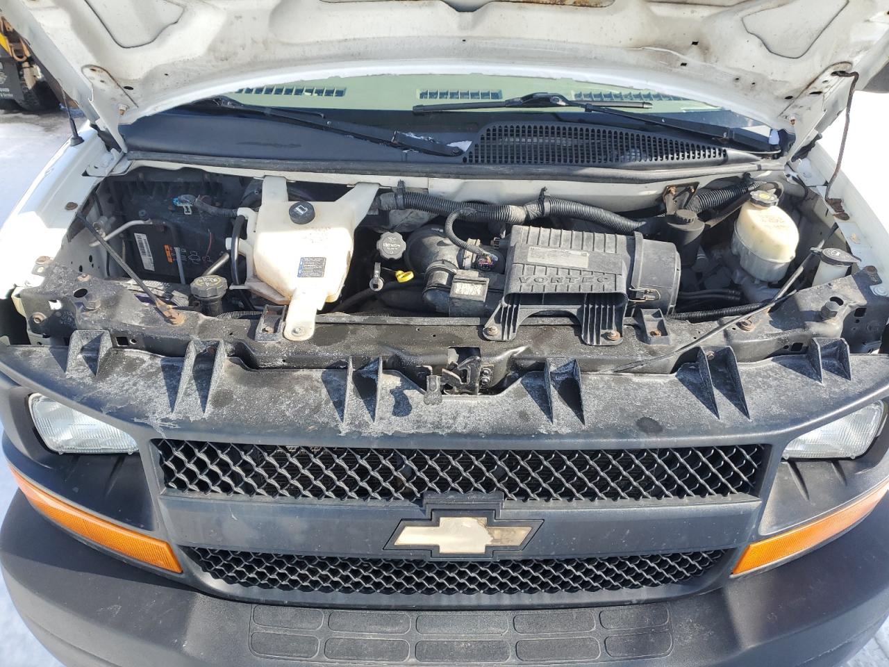 2015 Chevrolet Express - Image 12