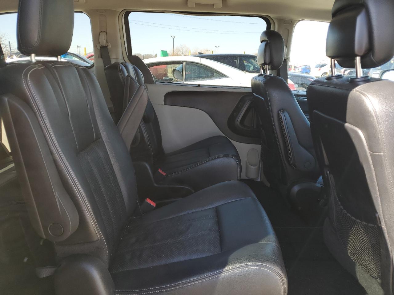 2016 Chrysler Town & Country - Image 11