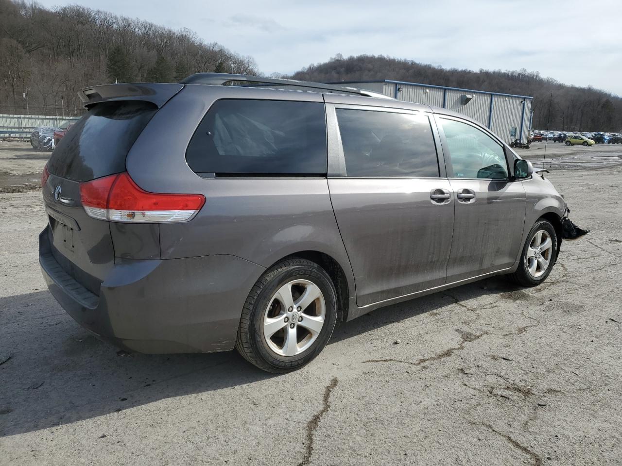 2013 Toyota Sienna - Image 3