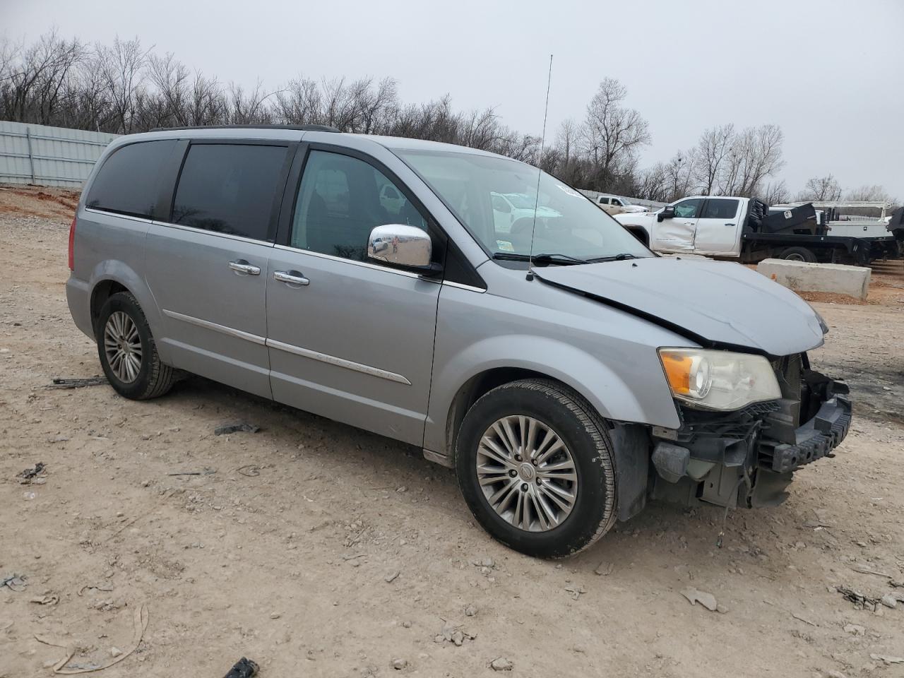 2013 Chrysler Town & Country - Image 4