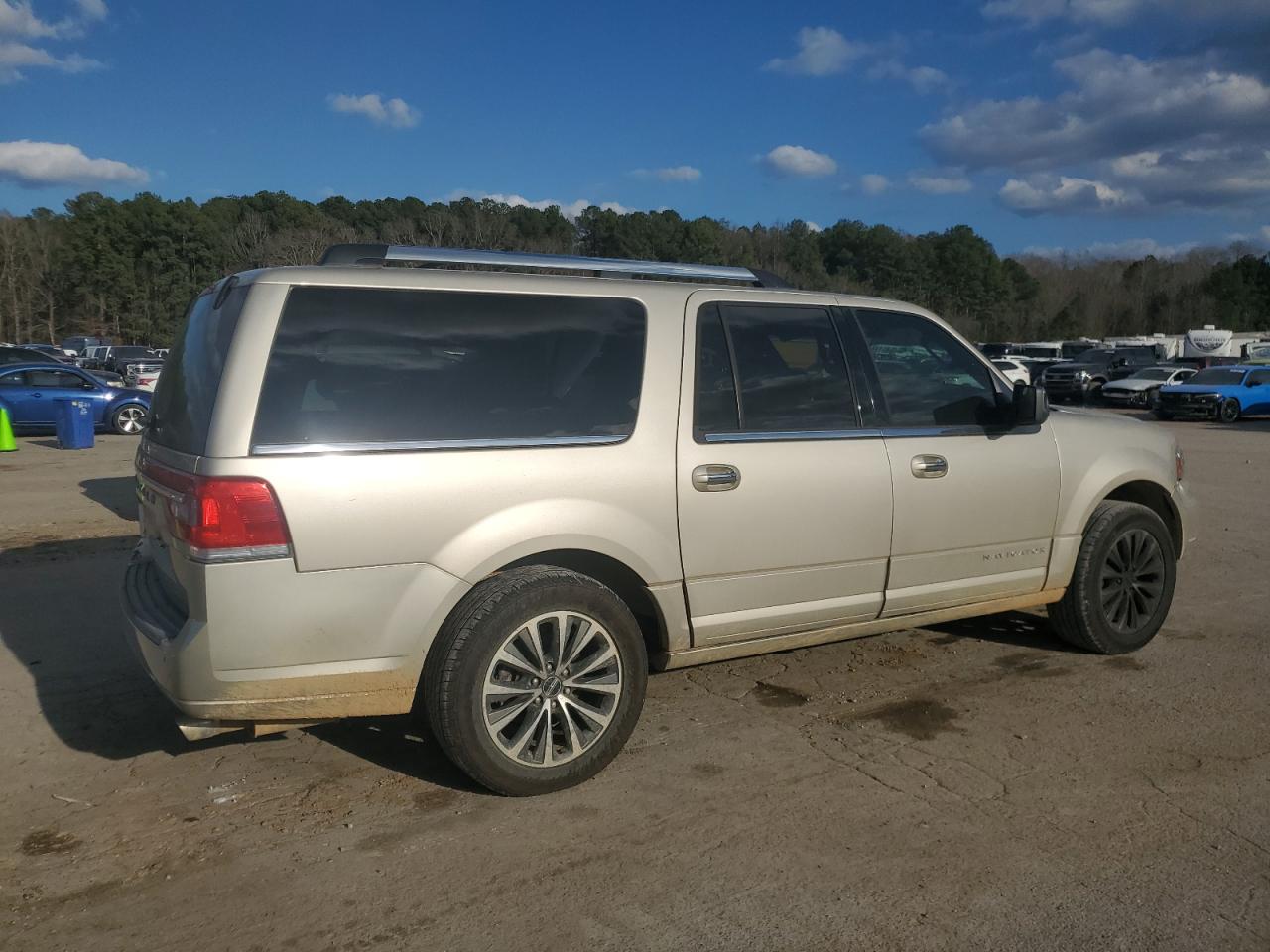 2017 Lincoln Navigator - Image 3