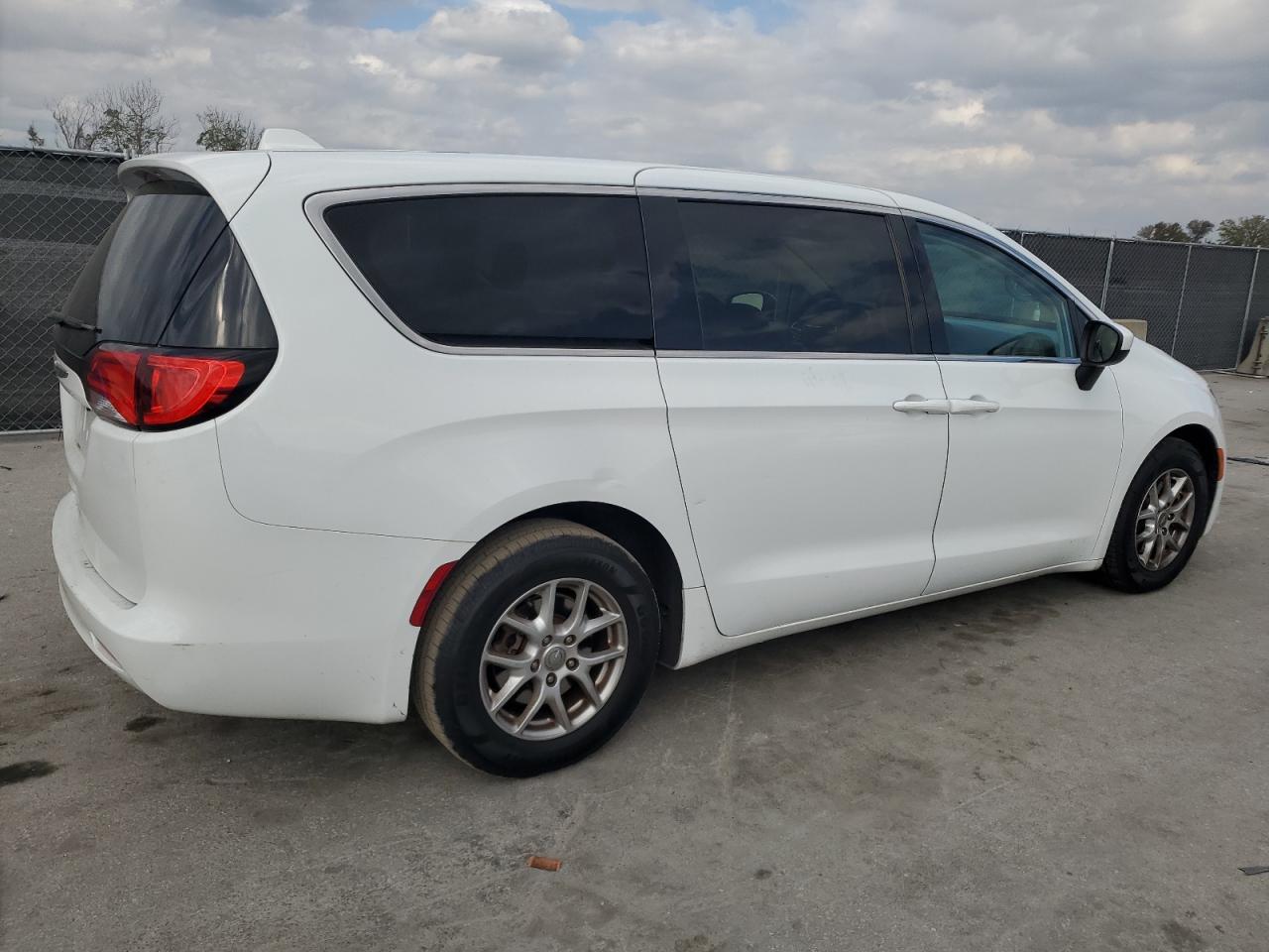 2017 Chrysler Pacifica - Image 3