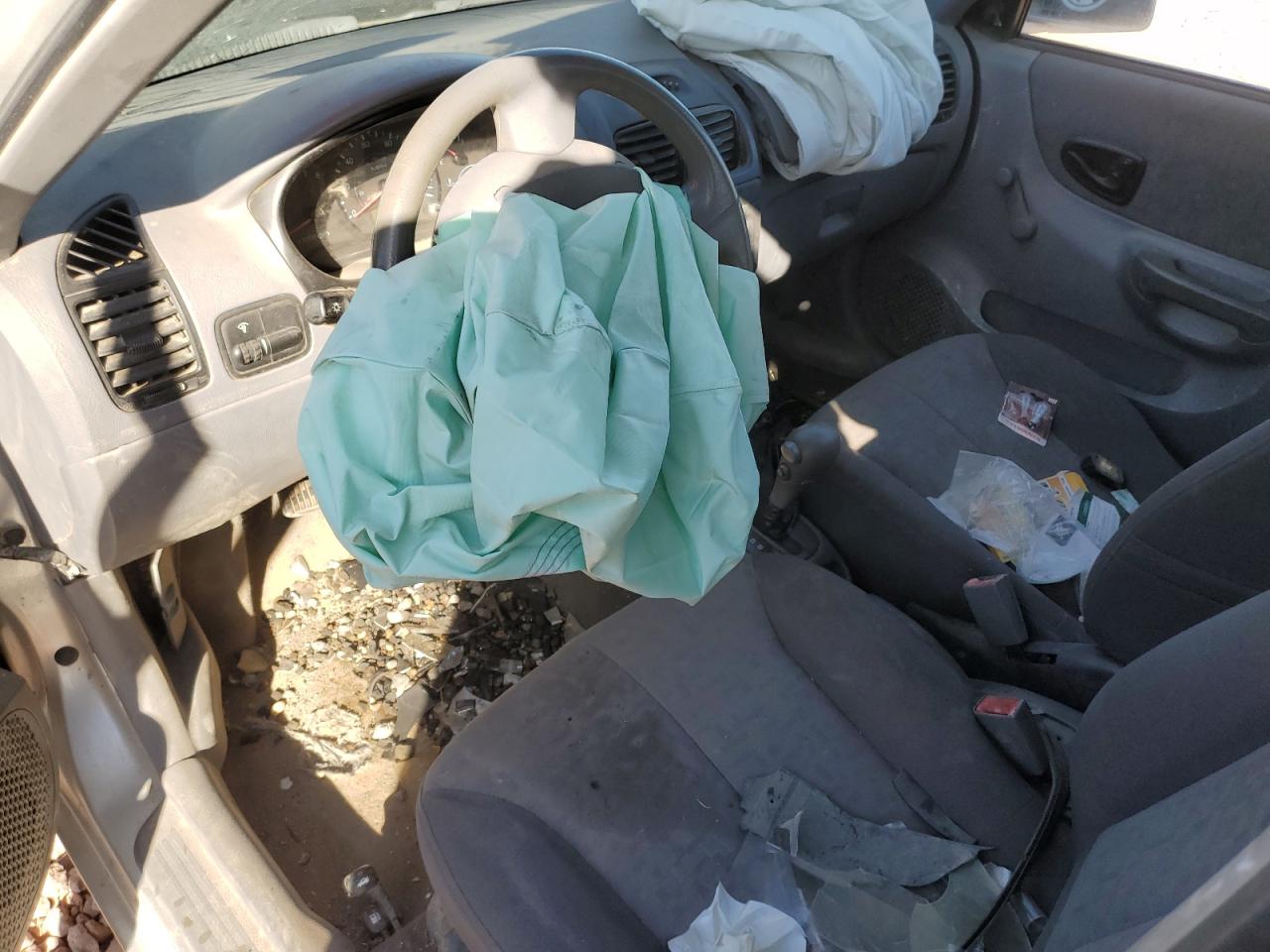 2003 Hyundai Accent - Image 8