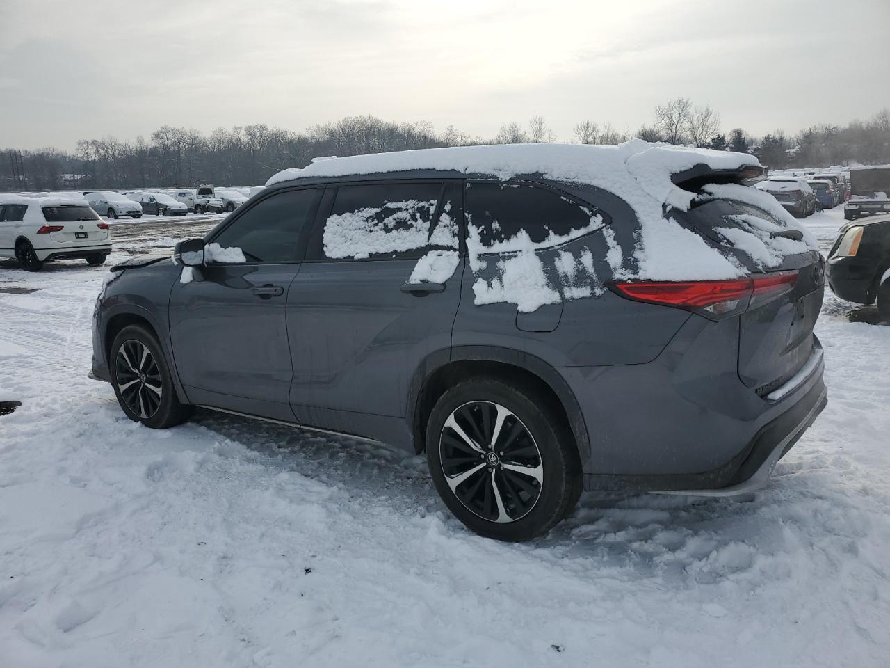 2021 Toyota Highlander - Image 2