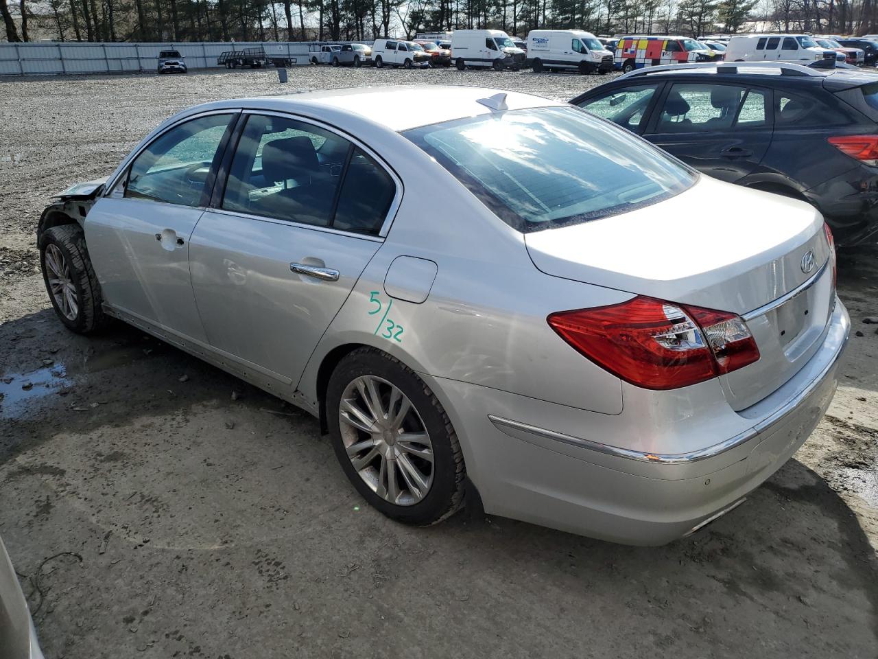 2013 Hyundai Genesis - Image 2