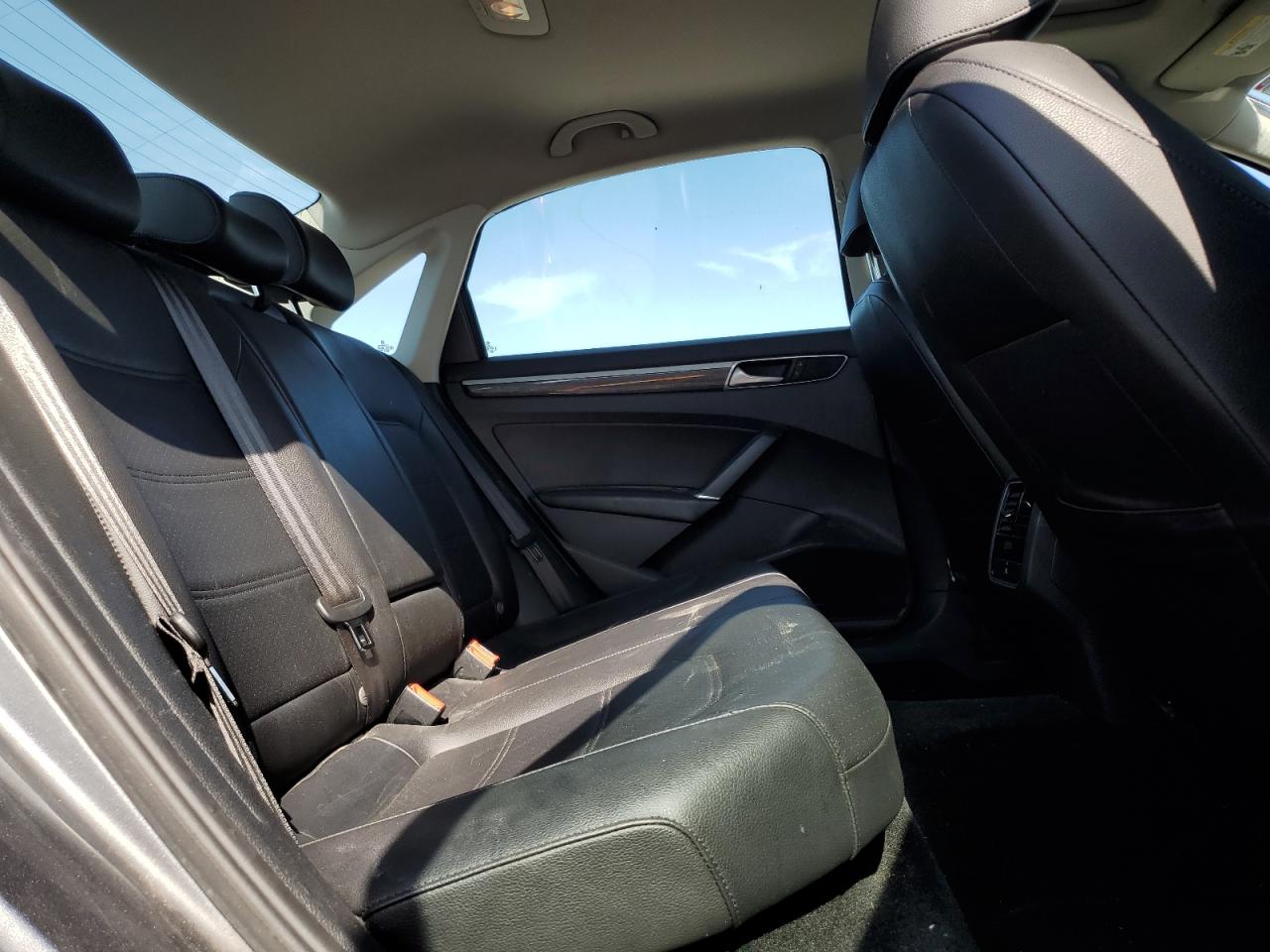 2016 Volkswagen Passat - Image 10