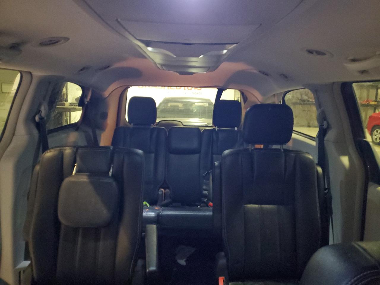 2016 Chrysler Town & Country - Image 10