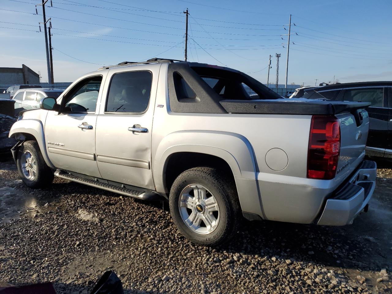 2010 Chevrolet Avalanche - Image 2