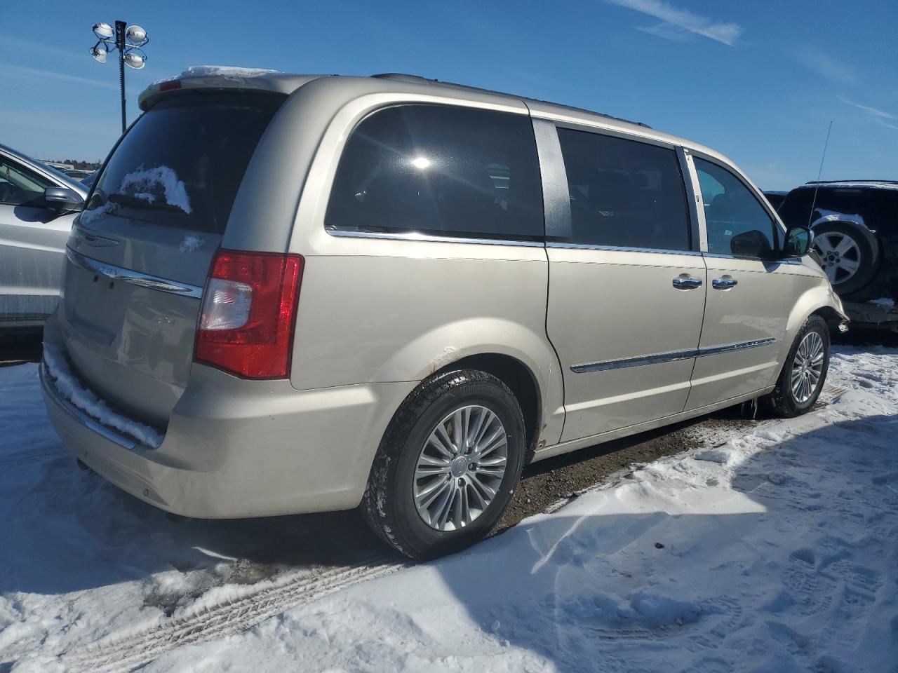 2014 Chrysler Town & Country - Image 3
