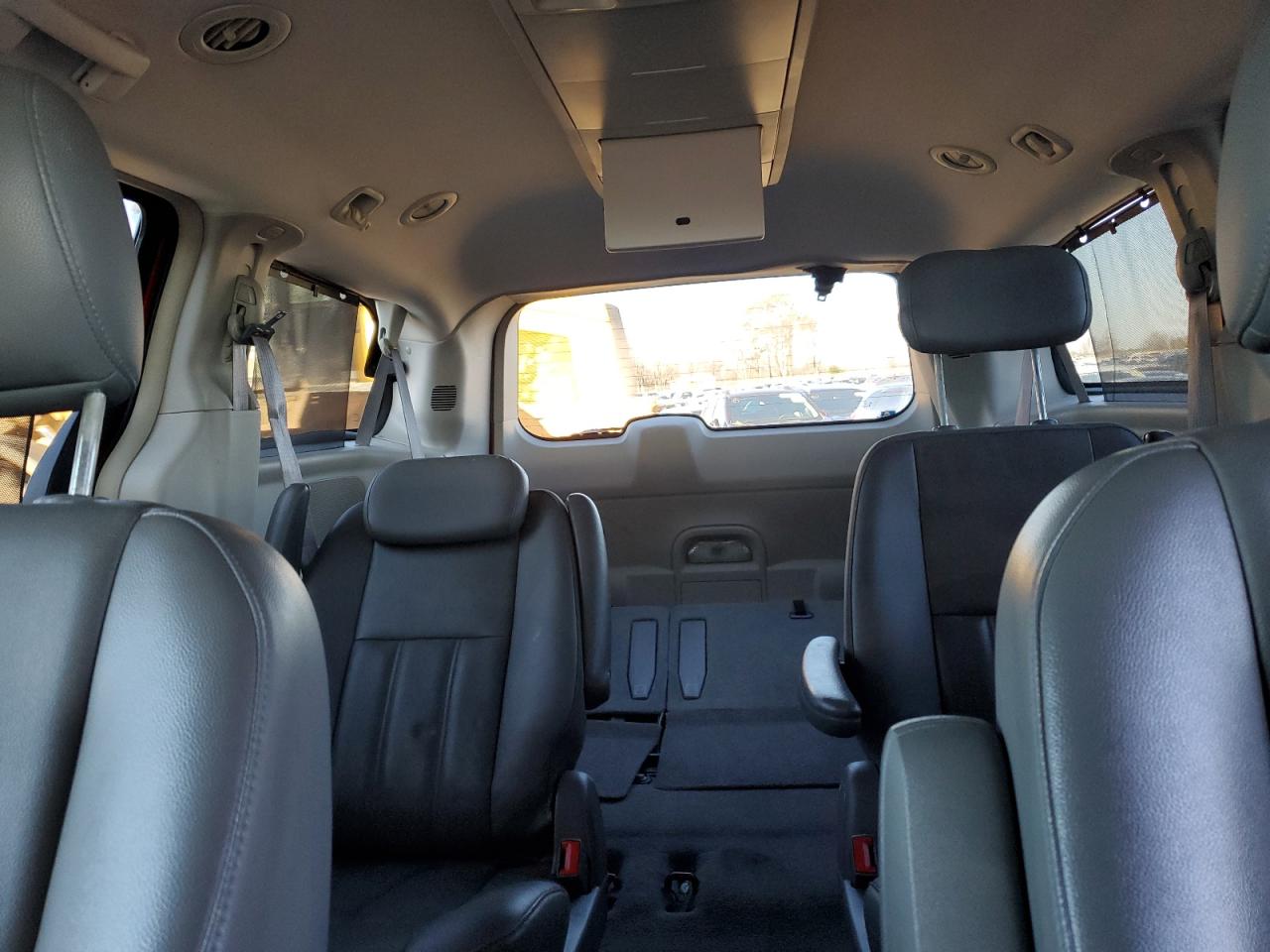 2010 Chrysler Town & Country - Image 10