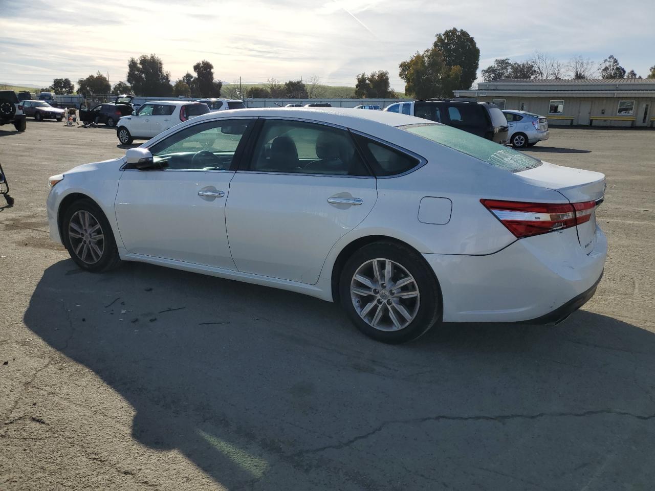 2013 Toyota Avalon - Image 2