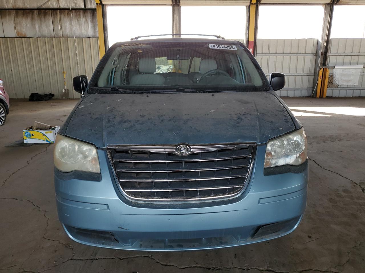2010 Chrysler Town & Country - Image 5