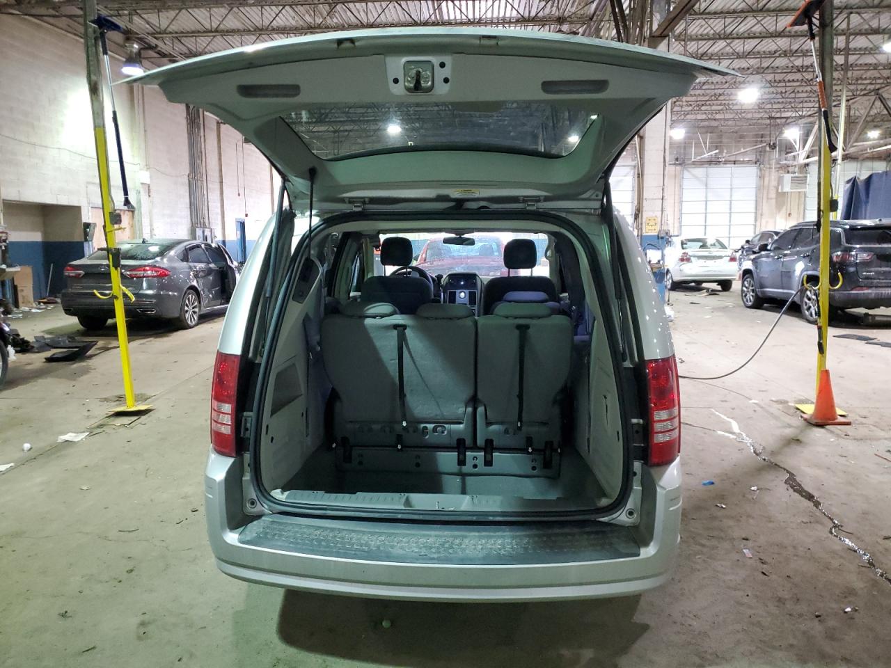 2009 Chrysler Town & Country - Image 6