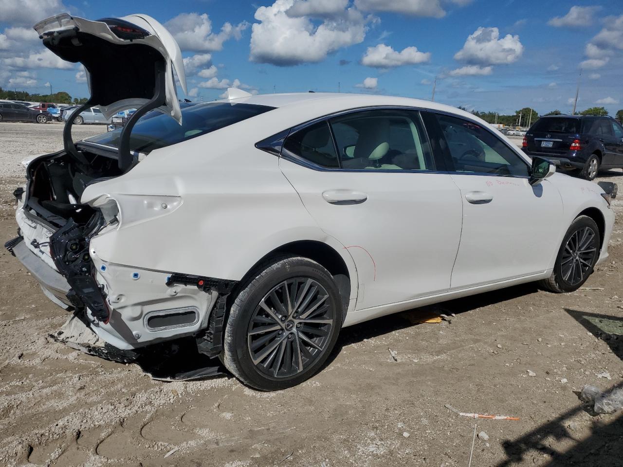 2023 Lexus ES - Image 3