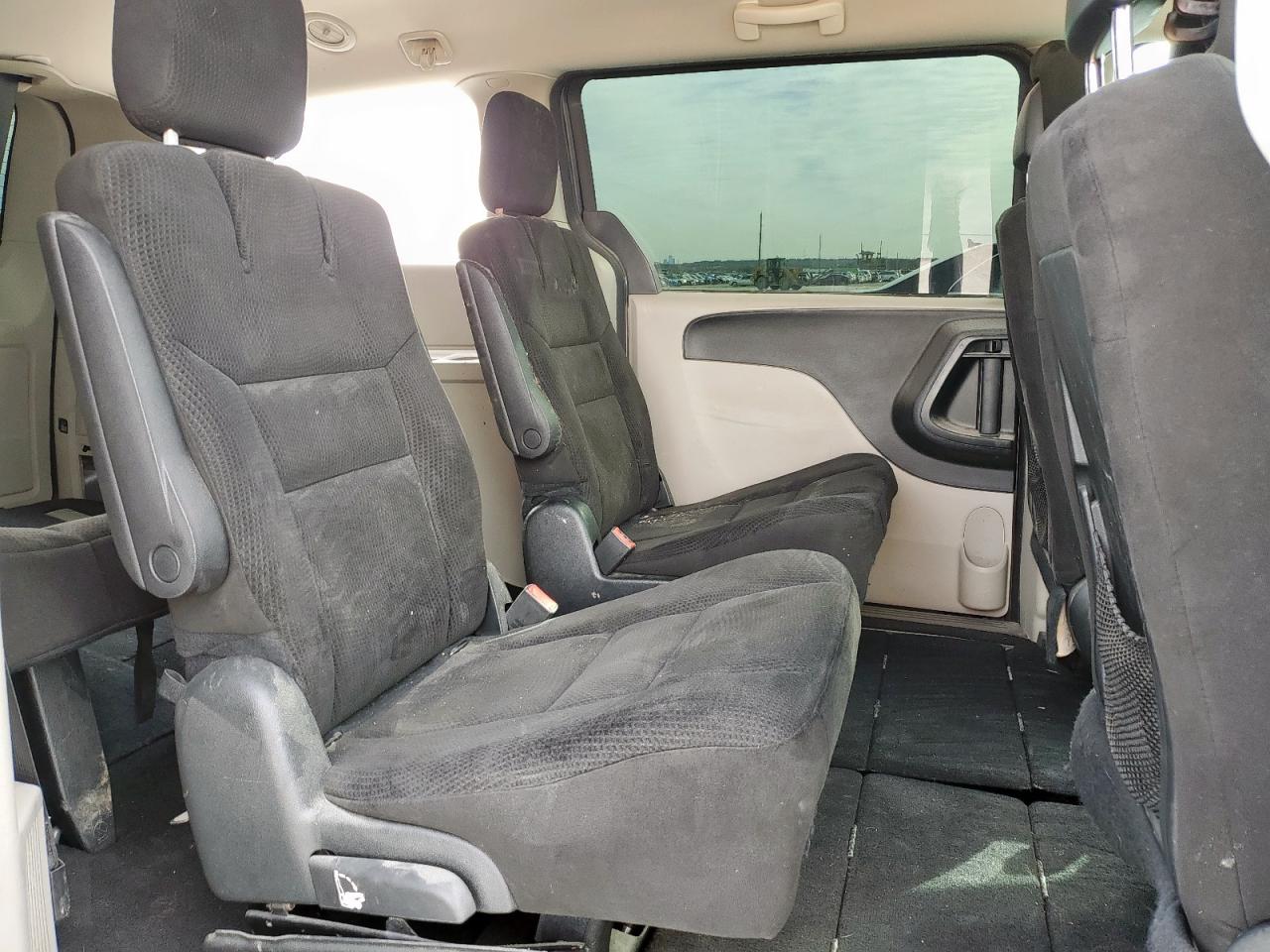 2016 Dodge Caravan - Image 11