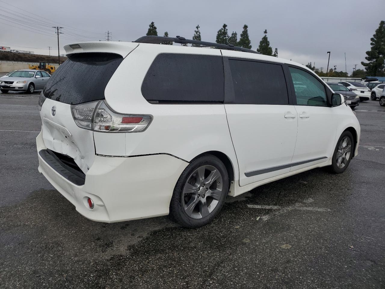 2011 Toyota Sienna - Image 3